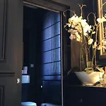 Room S - Louvre Museum - Shared Bathroom With Host