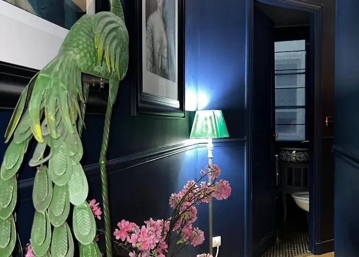Room S - Louvre Museum - Shared Bathroom With Host