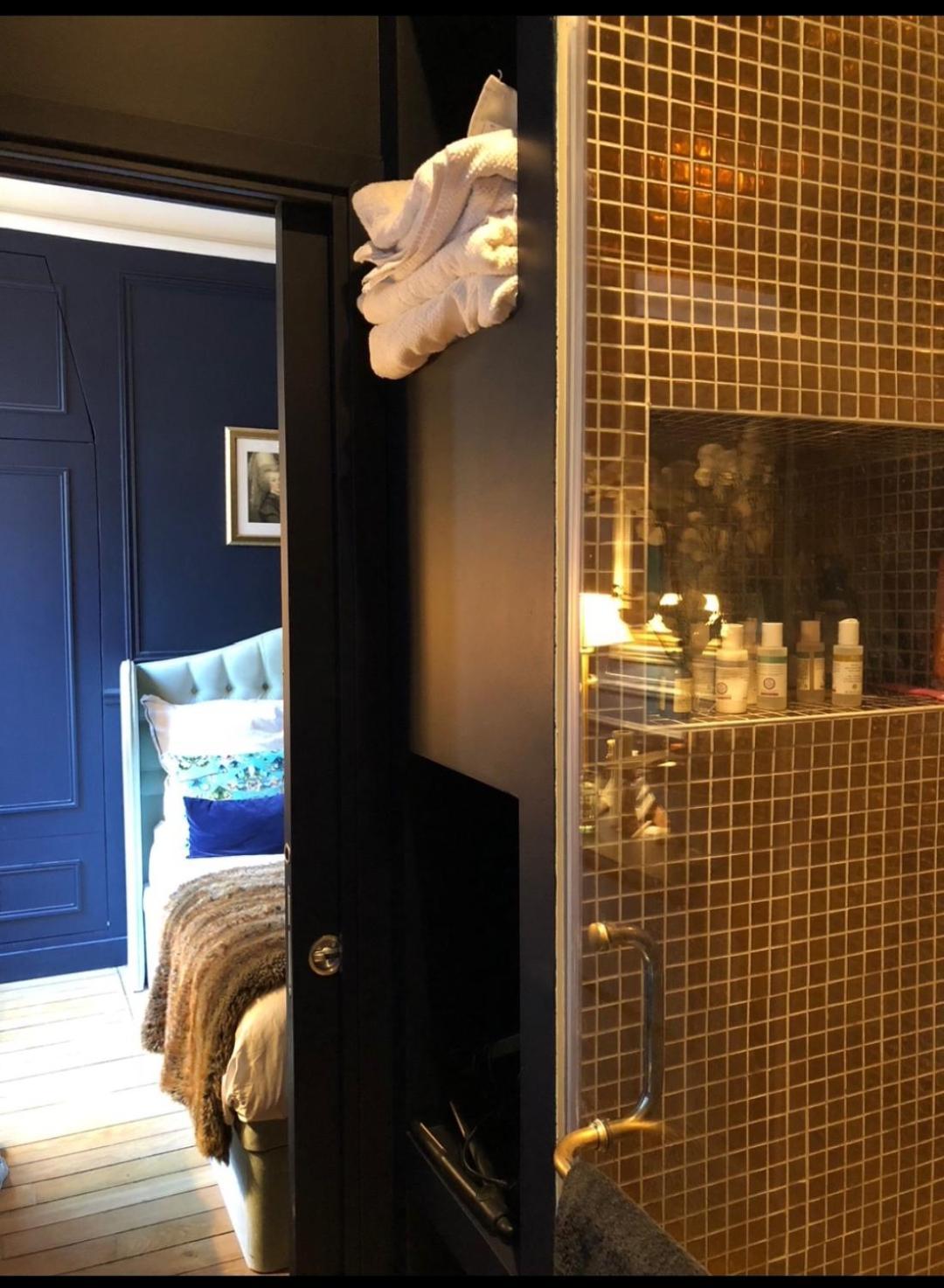 S - Louvre Museum - Shared Bathroom With Host Homestay